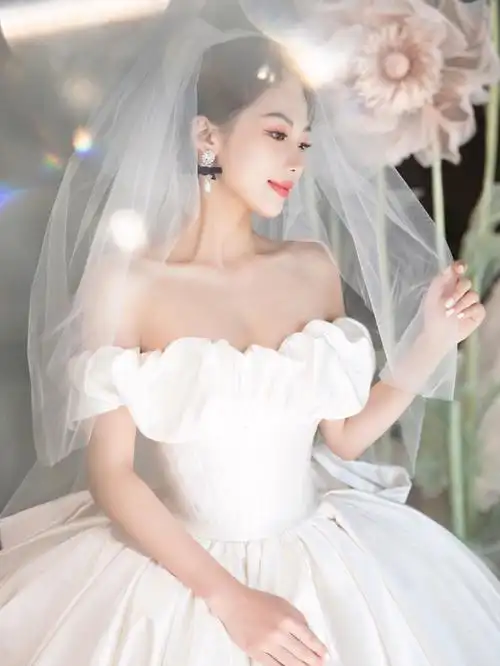 婚纱的美让女孩瞬间感受到试纱的幸福感