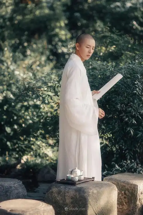 拿着书本的古代美男子图片