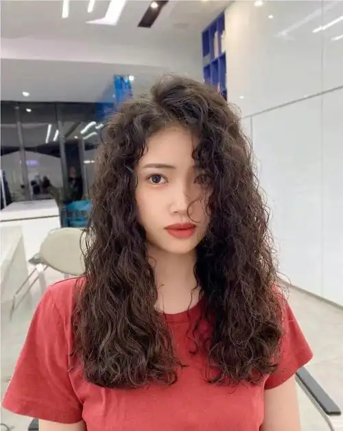 秋天到了烫款满头烫洋气又时尚