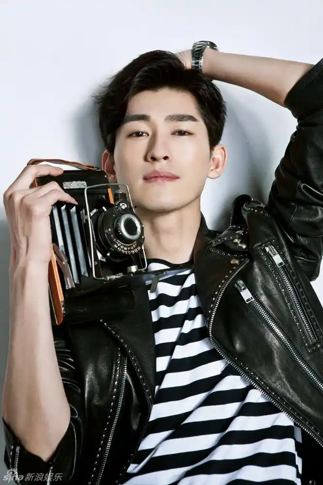 新浪娱乐讯 日前,张翰为某杂志拍摄的一组时尚写真曝光.