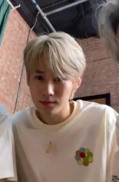 张真源染发#哇粉丝期待了好久的张真源终于染发了,白金色好适合 !!