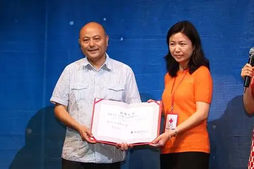 青蛙王子董事长李振辉接受爱心企业捐赠证书