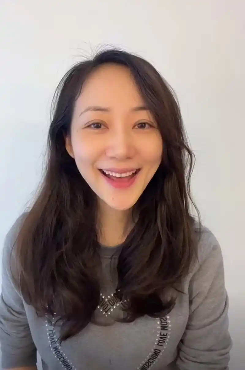 韩雪素颜出镜,脸又瘦了不少,尖下巴很明显了.