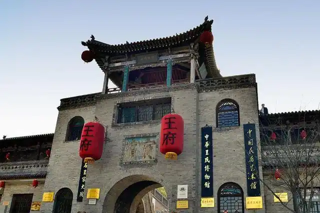 街,总面积达25万平方米,而且是一座具有传统文化特色的建筑艺术博物馆