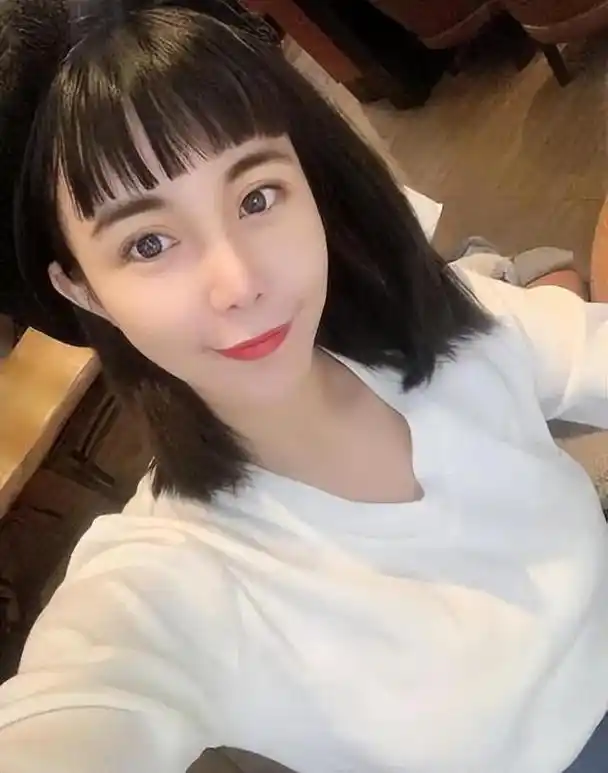 回顾非诚勿扰马诺如今坐单车上哭自曝婚后半年被家暴