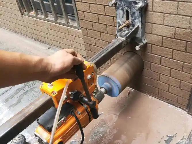 专业水钻机打孔楼板开孔,水钻洗墙眼,油烟机孔,暖气孔,空调打孔服务