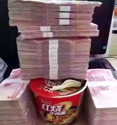 吃货"炫富"花样多,用人民币泡面太任性,橘子那个我能笑一年!