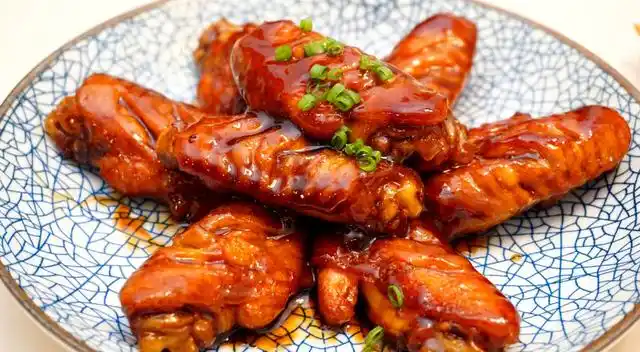 可乐鸡翅是一道经典,受欢迎的美食,口感酥脆,内里鲜嫩多汁