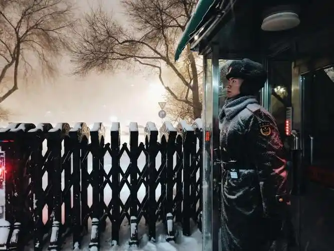 坐标哈尔滨,天气大雪,白雪覆盖下的军营,站岗执勤的中士兵__财经头条