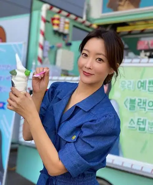 金喜善颜值崩了,"硅胶脸"自然感输宋慧乔,上唇长出"八字胡"