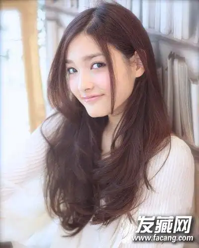 (2)导读:发色:巧克力棕色 巧克力棕色头发头发让皮肤看起来白嫩柔亮