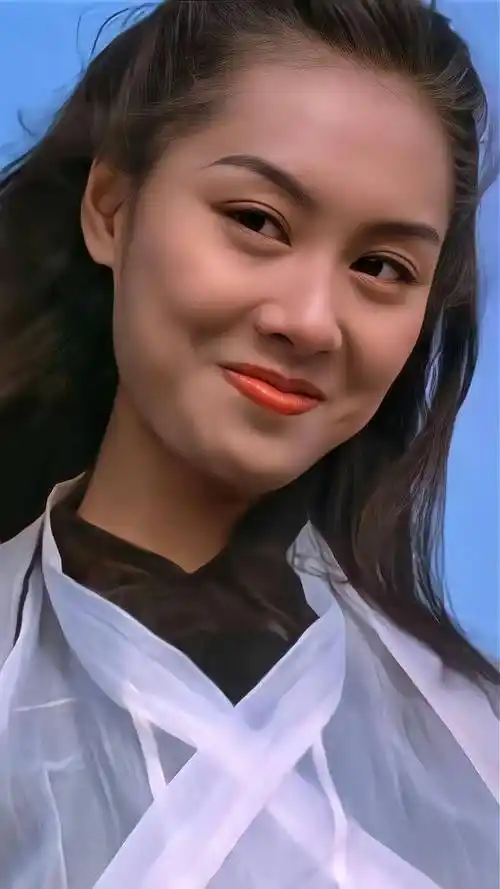 66岁朱茵近照曝光:皮肤白皙发际线后移,穿拖鞋赶高铁魅力十足