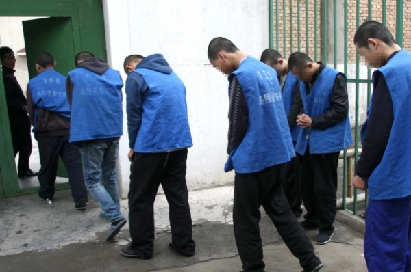 我弟弟现在被刑事拘留在上海浦东新区一看守所,我想问下这个看守所里