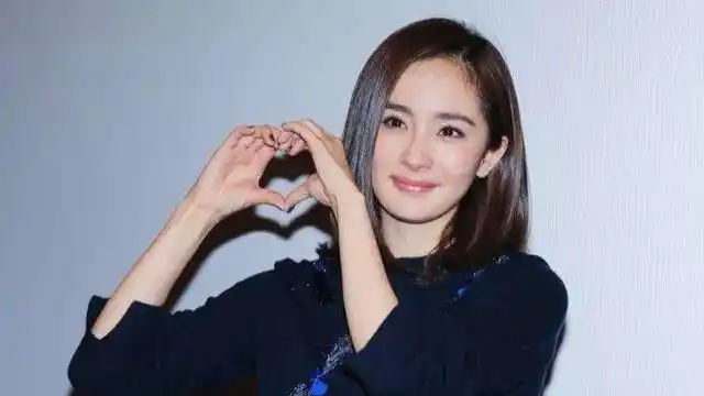 女明星"比心"手势:baby精致,杨幂可爱,赵露思却很另类