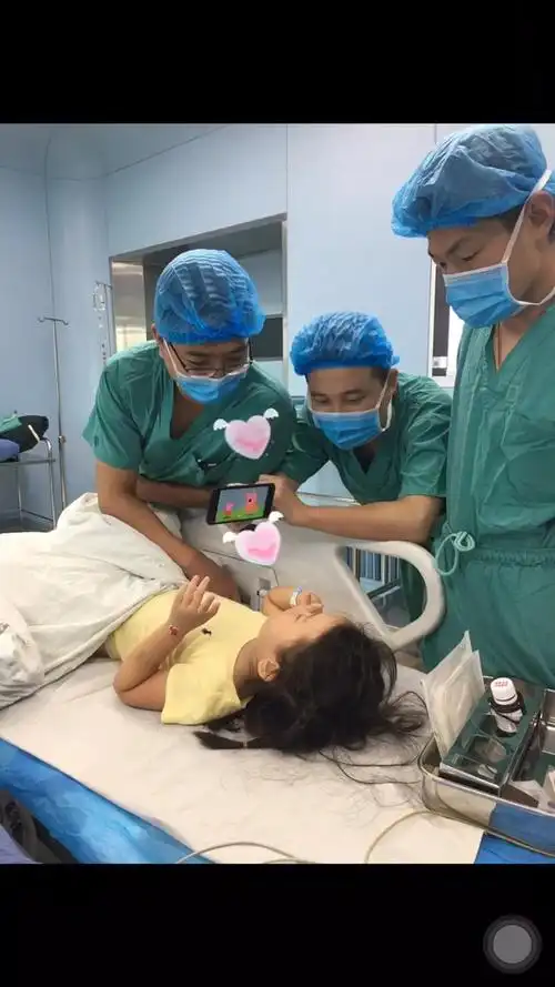 小宝贝刚进手术室时还有点害怕,哭着找妈妈,我们科三个喜欢女孩子嘛