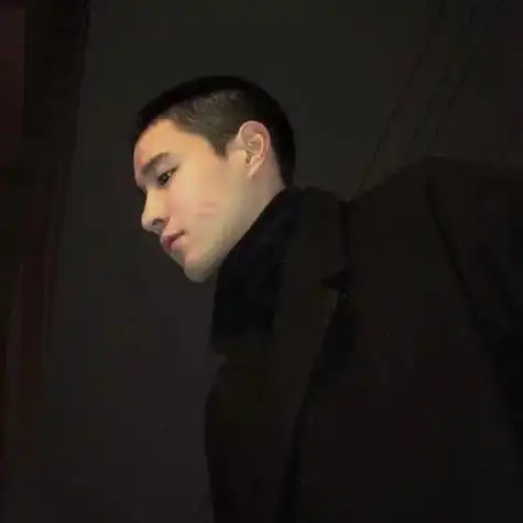 坚定又迷人的眼神帅哥头像中分发型图片男生短发