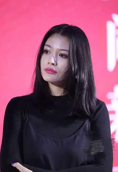 汪峰前妻罕曝近况!客厅练瑜伽一字马,要努力赚钱接回16岁女儿?