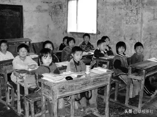 跟他家长告了一状,黄秋根的父亲狠狠揍了他一顿,那天下午他去学校上学