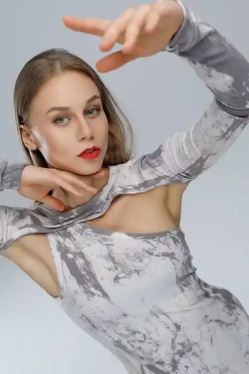 全能型外国模特lina时装运动内衣拍摄都能很完美地完成