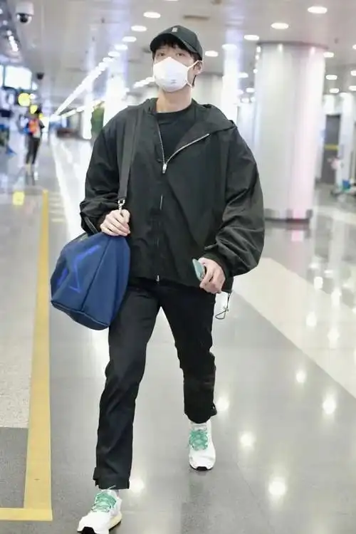 183cm的魏大勋时髦造型模特范十足原来他很会穿