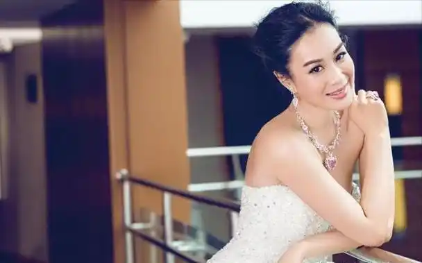 3段婚姻3个女儿,51岁再为小12岁老公生四胎,钟丽缇为啥这么拼?