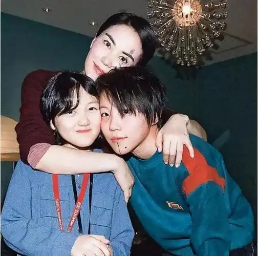 王菲的两个女儿:李嫣乐观自信,窦靖童独立成熟,姐妹俩相差太大