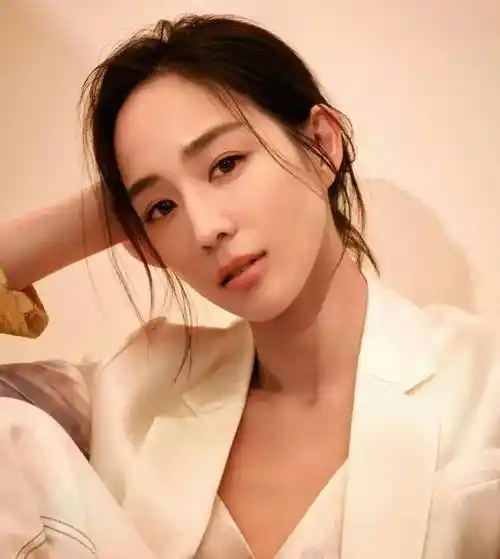 曝张钧甯年底将和38岁导演柯汶利结婚,网友:为什么不嫁个帅哥?