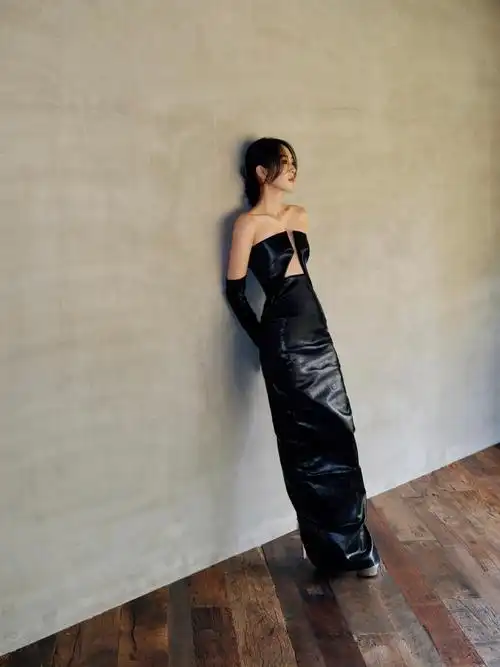 童瑶超话演员@童瑶即将出席2023#elle风尚大典#,一身黑皮裙展现先锋