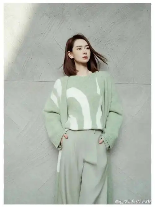 戚薇私服街拍,半扎高马尾的羊毛卷发型,身穿一件白色字母印花毛衣
