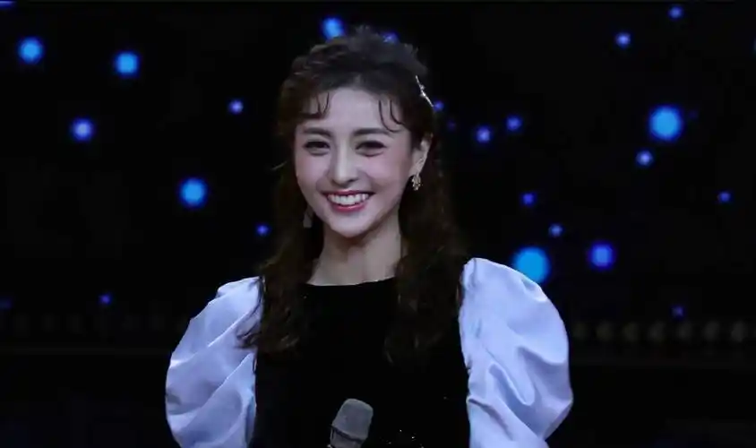 张舒越不仅是个美女,还是个学霸,她很喜欢董卿,她能超越董卿吗_电视