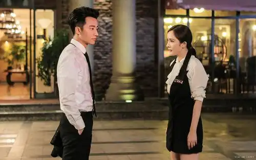 她很穷,但是分分钟换套衣服,搭配不同的包包