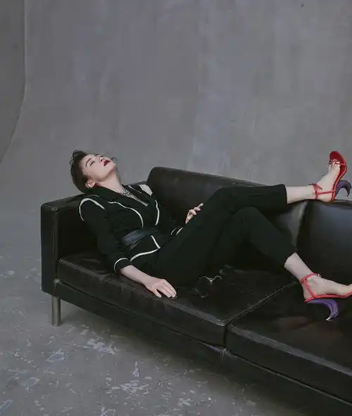 蒋勤勤披长发重回颜值巅峰,但却被希腊脚抢镜,二拇脚趾真长