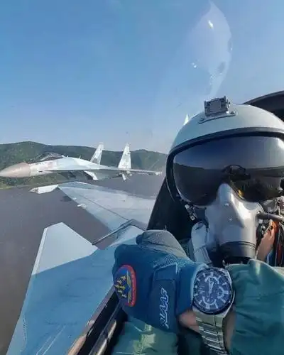 原创俄军苏30飞行员自拍晒歼10手套称赞我军飞行手套好用