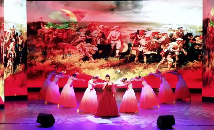 献给党》,小提琴独奏《万泉河水》,男生独唱《松花江上》,红歌联唱