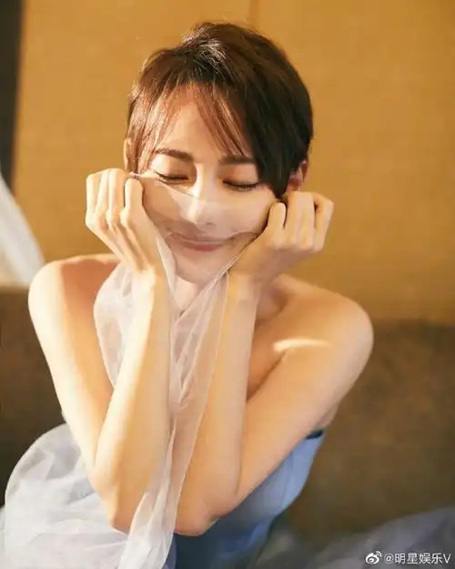 张嘉倪#水蓝色纱裙尽展优雅气质,白皙皮肤漂亮锁骨,若隐若现的大惩热