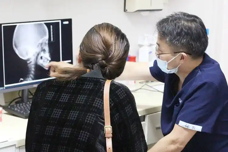 正睿齿科正畸总院长张国栋医生带你了解整牙的4种方式_矫治_金属_陶瓷