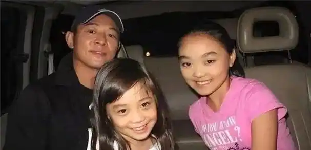 同是李连杰骨肉,把黄秋燕女儿与利智女儿一对比,差距一目了然