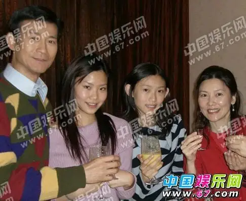秋官现在的全家福郑咏恩和郑欣宜很像(左二为郑咏恩).(资料图片)