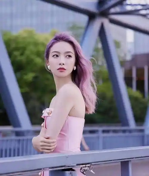 宋茜只顾秀发色忘p图,看清穿牛仔裤的腿型:真实体重藏不住了_活动_全