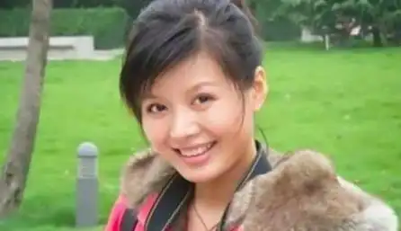 花21年捧红丈夫不敌嫩模一个月追求今42岁与儿子相