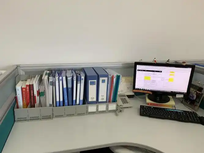 办公桌整洁统一,文件归档归类.