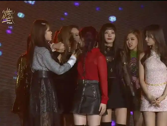 演唱最后安可舞台时,与shinee同公司的red velvet 成员yeri被镜头捕捉