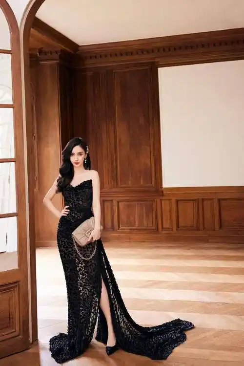 杨颖穿黑色v领抹胸裙优雅妩媚!肤白貌美大长腿性感美艳