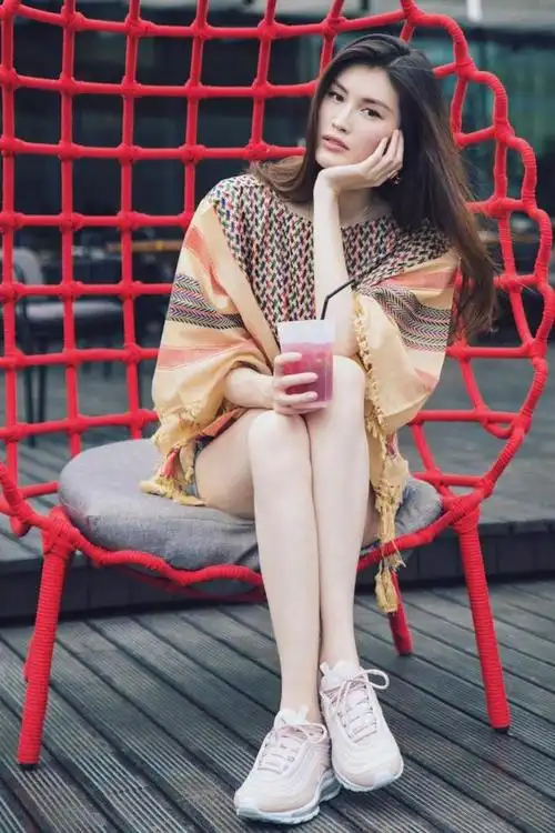 李溪芮的腿,lisa的腿,女孩子的腿到底有多细?