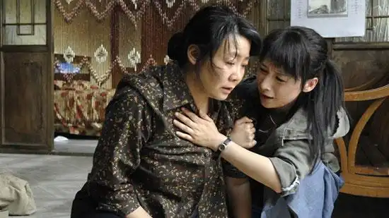 《笑着活下去》剧照剧中三位主演剧中可恶哥哥让人咬牙切齿新浪娱乐讯