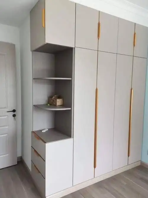 无论你家里的衣柜是专门找木工师傅当场打制的,还是全屋定制的,总有要