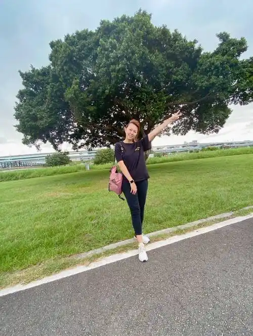 卓依婷跟女儿骑脚踏车,素颜肤色暗黄,穿的也很普通!_化妆_显得_气质