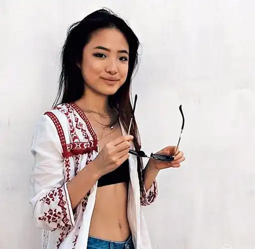 1年学费17万,张学友17岁女儿变长跑冠军,晒逆天长腿神似罗美薇!