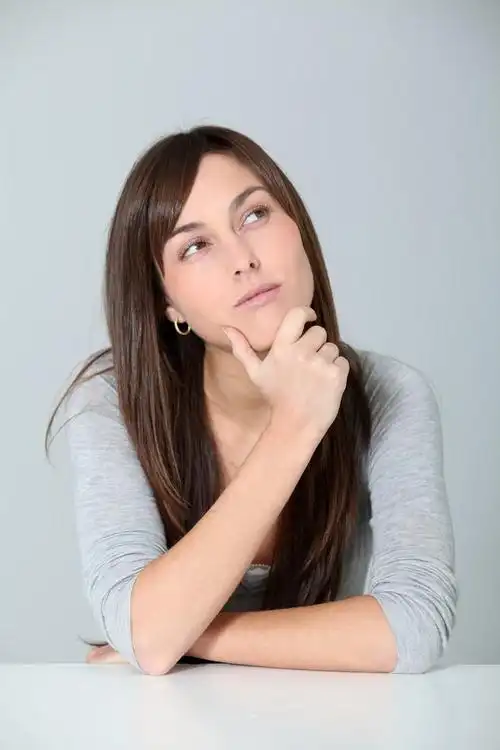 年轻女子疑惑的表情的特写