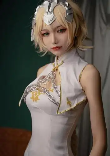 贞德cos,穿一身白旗袍的她,将女人的妩媚性感,展现的淋漓尽致